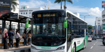 Armada bus Trans Metro Deli saat melintasi jalanan utama di pusat Kota Medan