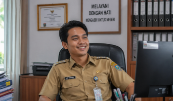 Foto pegawai pemerintah yang merasa lega dan tersenyum kembali bekerja di meja kantor setelah mengikuti ujian seleksi aparatur sipil negara,