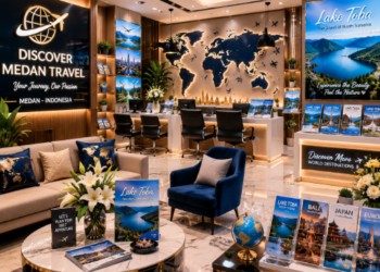 Suasana dalam ruangan kantor agen travel modern yang menampilkan brosur liburan dan peta dunia di salah satu agen travel di Medan