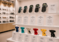 Jajaran tempat alat label harga bahan plastik abs tebal untuk toko retail dan alat price label maker minimalis berbagai warna bodi yang tersusun sangat rapi di dalam etalase toko perlengkapan niaga
