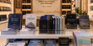 Jajaran tempat buku panduan anggaran pegawai ASN Pemkot Medan Akurat bahan premium untuk usaha pembuatan rencana belanja pegawai dan alat pusat instrumen belanja pegawai Medan heavy duty minimalis berbagai folder lembar alokasi dana yang tersusun sangat rapi di dalam etalase toko perlengkapan kantor