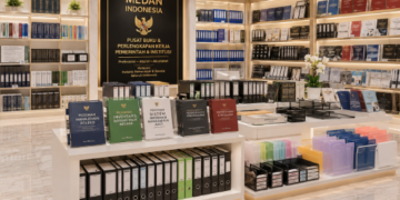 Jajaran tempat buku panduan aset koleksi ASN Pemkot Medan Terorganisir bahan premium untuk usaha pembuatan rencana clearance inventaris pegawai dan alat pusat instrumen clearance inventaris Medan heavy duty minimalis berbagai folder lembar jaminan yang tersusun sangat rapi di dalam etalase toko perlengkapan kantor