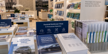 Jajaran tempat buku panduan asuransi kendaraan ASN Pemkot Medan Patuh bahan premium untuk usaha pembuatan rencana clearance sasis pegawai dan alat pusat instrumen clearance sasis Medan heavy duty minimalis berbagai folder lembar jaminan yang tersusun sangat rapi di dalam etalase toko perlengkapan kantor