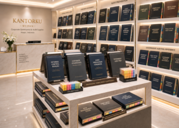 Jajaran tempat buku panduan audit kepatuhan ASN bahan premium untuk usaha pemenuhan standar pengendalian intern dan alat pusat instrumen SPIP Medan heavy duty minimalis berbagai perlengkapan verifikasi berkas yang tersusun sangat rapi di dalam etalase toko perlengkapan kantor