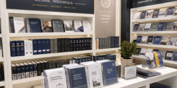 Jajaran tempat buku panduan bantuan hukum ASN Pemkot Medan Adil bahan premium untuk usaha pembuatan rencana pembelaan profesi pegawai dan alat pusat instrumen pembelaan profesi Medan heavy duty minimalis berbagai folder lembar kelayakan yang tersusun sangat rapi di dalam etalase toko perlengkapan kantor