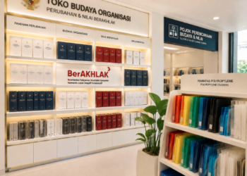 Jajaran tempat buku panduan budaya kerja ASN Pemkot Medan Hebat bahan premium untuk usaha pembuatan rencana internalisasi nilai pegawai dan alat pusat instrumen internalisasi Medan heavy duty minimalis berbagai folder lembar perubahan perilaku yang tersusun sangat rapi di dalam etalase toko perlengkapan kantor