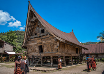 Keaslian arsitektur rumah adat kayu tradisional yang berdiri kokoh di salah satu kawasan desa wisata di Medan yang sangat populer