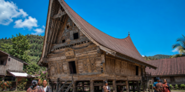 Keaslian arsitektur rumah adat kayu tradisional yang berdiri kokoh di salah satu kawasan desa wisata di Medan yang sangat populer