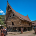Keaslian arsitektur rumah adat kayu tradisional yang berdiri kokoh di salah satu kawasan desa wisata di Medan yang sangat populer