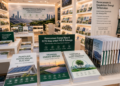 Jajaran tempat buku panduan energi mandiri ASN Pemkot Medan Hemat bahan premium untuk usaha pembuatan rencana clearance surya pegawai dan alat pusat instrumen clearance surya Medan heavy duty minimalis berbagai folder lembar jaminan yang tersusun sangat rapi di dalam etalase toko perlengkapan kantor