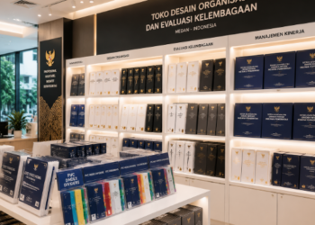 Jajaran tempat buku panduan evaluasi kelembagaan instansi ASN bahan premium untuk usaha penyusunan struktur organisasi pegawai dan alat pusat instrumen evjab Medan heavy duty minimalis berbagai folder pohon kinerja yang tersusun sangat rapi di dalam etalase toko perlengkapan kantor