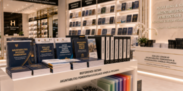 Jajaran tempat buku panduan evaluasi kinerja ASN Medan bahan premium untuk usaha pengawasan capaian kerja pegawai dan alat pusat instrumen akuntabilitas Medan heavy duty minimalist berbagai folder SKP yang tersusun sangat rapi di dalam etalase toko perlengkapan kantor