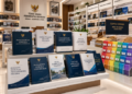 Jajaran tempat buku panduan evaluasi prestasi kerja ASN Medan bahan premium untuk usaha pengukuran capaian target pegawai dan alat pusat instrumen evkin Medan heavy duty minimalis berbagai folder perilaku kerja yang tersusun sangat rapi di dalam etalase toko perlengkapan kantor