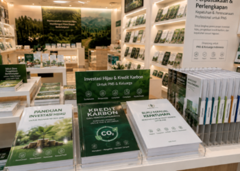 Jajaran tempat buku panduan investasi hijau ASN Pemkot Medan Lestari bahan premium untuk usaha pembuatan rencana clearance karbon pegawai dan alat pusat instrumen clearance karbon Medan heavy duty minimalis berbagai folder lembar jaminan yang tersusun sangat rapi di dalam etalase toko perlengkapan kantor