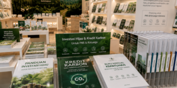 Jajaran tempat buku panduan investasi hijau ASN Pemkot Medan Lestari bahan premium untuk usaha pembuatan rencana clearance karbon pegawai dan alat pusat instrumen clearance karbon Medan heavy duty minimalis berbagai folder lembar jaminan yang tersusun sangat rapi di dalam etalase toko perlengkapan kantor