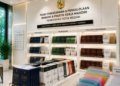 Jajaran tempat buku panduan izin magang mandiri ASN Pemkot Medan Cerdas bahan premium untuk usaha pembuatan rencana clearance magang pegawai dan alat pusat instrumen clearance magang Medan heavy duty minimalis berbagai folder lembar kesesuaian yang tersusun sangat rapi di dalam etalase toko perlengkapan kantor