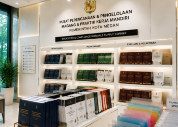 Jajaran tempat buku panduan izin magang mandiri ASN Pemkot Medan Cerdas bahan premium untuk usaha pembuatan rencana clearance magang pegawai dan alat pusat instrumen clearance magang Medan heavy duty minimalis berbagai folder lembar kesesuaian yang tersusun sangat rapi di dalam etalase toko perlengkapan kantor