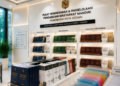 Jajaran tempat buku panduan izin pengabdian masyarakat ASN Pemkot Medan Nyata bahan premium untuk usaha pembuatan rencana clearance relawan pegawai dan alat pusat instrumen clearance relawan Medan heavy duty minimalis berbagai folder lembar relevansi yang tersusun sangat rapi di dalam etalase toko perlengkapan kantor