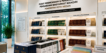 Jajaran tempat buku panduan izin pengabdian masyarakat ASN Pemkot Medan Nyata bahan premium untuk usaha pembuatan rencana clearance relawan pegawai dan alat pusat instrumen clearance relawan Medan heavy duty minimalis berbagai folder lembar relevansi yang tersusun sangat rapi di dalam etalase toko perlengkapan kantor