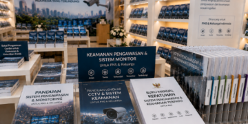 Jajaran tempat buku panduan kamera CCTV ASN Pemkot Medan Aman bahan premium untuk usaha pembuatan rencana clearance monitor pegawai dan alat pusat instrumen clearance monitor Medan heavy duty minimalis berbagai folder lembar jaminan yang tersusun sangat rapi di dalam etalase toko perlengkapan kantor