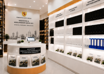 Jajaran tempat buku panduan keselamatan kerja ASN Pemkot Medan Aman bahan premium untuk usaha pembuatan rencana mitigasi risiko pegawai dan alat pusat instrumen mitigasi kantor Medan heavy duty minimalis berbagai folder lembar ceklis yang tersusun sangat rapi di dalam etalase toko perlengkapan kantor