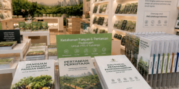 Jajaran tempat buku panduan ketahanan pangan ASN Pemkot Medan Mandiri bahan premium untuk usaha pembuatan rencana clearance agro pegawai dan alat pusat instrumen clearance agro Medan heavy duty minimalis berbagai folder lembar jaminan yang tersusun sangat rapi di dalam etalase toko perlengkapan kantor