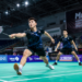 Suasana dalam ruangan gedung olahraga bulu tangkis dengan lapisan lantai karpet hijau yang bersih di salah satu lapangan badminton di Medan