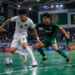 Aktivitas anak muda saat menendang bola di atas lantai matras hijau yang bersih di salah satu lapangan futsal di Medan