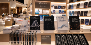 Jajaran tempat buku materi TIU CPNS numerik bahan premium untuk usaha kelulusan ujian aparatur sipil negara dan alat modul hitung cepat heavy duty minimalis berbagai trik matematika praktis yang tersusun sangat rapi di dalam etalase toko perlengkapan kantor