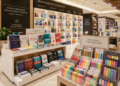 Jajaran tempat buku materi TKP CPNS terbaik bahan premium untuk usaha persiapan ujian aparatur sipil negara dan alat modul kepribadian ASN heavy duty minimalis berbagai panduan analisis studi kasus yang tersusun sangat rapi di dalam etalase toko perlengkapan kantor