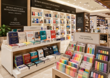 Jajaran tempat buku materi TKP CPNS terbaik bahan premium untuk usaha persiapan ujian aparatur sipil negara dan alat modul kepribadian ASN heavy duty minimalis berbagai panduan analisis studi kasus yang tersusun sangat rapi di dalam etalase toko perlengkapan kantor