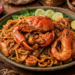 Sajian sepiring mie aceh kuah kental dengan topping kepiting besar yang sangat lezat di salah satu warung mie aceh di Medan yang ramai
