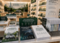Jajaran tempat buku panduan mobil listrik ASN Pemkot Medan Cerdas bahan premium untuk usaha pembuatan rencana clearance armada pegawai dan alat pusat instrumen clearance armada Medan heavy duty minimalis berbagai folder lembar jaminan yang tersusun sangat rapi di dalam etalase toko perlengkapan kantor