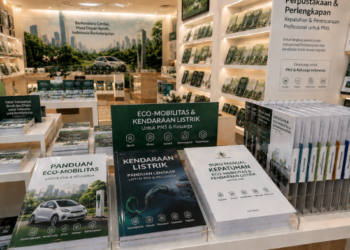 Jajaran tempat buku panduan mobil listrik ASN Pemkot Medan Cerdas bahan premium untuk usaha pembuatan rencana clearance armada pegawai dan alat pusat instrumen clearance armada Medan heavy duty minimalis berbagai folder lembar jaminan yang tersusun sangat rapi di dalam etalase toko perlengkapan kantor