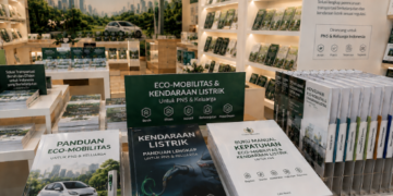 Jajaran tempat buku panduan mobil listrik ASN Pemkot Medan Cerdas bahan premium untuk usaha pembuatan rencana clearance armada pegawai dan alat pusat instrumen clearance armada Medan heavy duty minimalis berbagai folder lembar jaminan yang tersusun sangat rapi di dalam etalase toko perlengkapan kantor