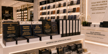 Jajaran tempat buku panduan penyusunan analisis jabatan ASN bahan premium untuk usaha pemetaan uraian tugas pegawai dan alat pusat instrumen jabatan Medan heavy duty minimalis berbagai folder informasi jabatan yang tersusun sangat rapi di dalam etalase toko perlengkapan kantor