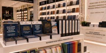 Jajaran tempat buku panduan penyusunan SOP AP ASN bahan premium untuk usaha pemetaan diagram alir pegawai dan alat pusat instrumen tata laksana Medan heavy duty minimalis berbagai folder prosedur yang tersusun sangat rapi di dalam etalase toko perlengkapan kantor