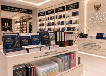 Jajaran tempat buku panduan penyusunan standar kompetensi ASN bahan premium untuk usaha pemetaan kamus perilaku pegawai dan alat pusat instrumen kualifikasi Medan heavy duty minimalis berbagai folder asesmen yang tersusun sangat rapi di dalam etalase toko perlengkapan kantor