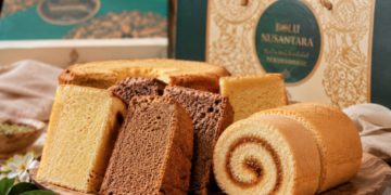Deretan kue bolu gulung dan bika ambon khas yang ditata rapi di dalam salah satu pusat oleh oleh di Medan yang ramai pengunjung