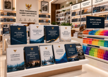 Jajaran tempat buku panduan rencana pengembangan kompetensi ASN bahan premium untuk usaha peningkatan keahlian tugas pegawai dan alat pusat instrumen bangkom Medan heavy duty minimalis berbagai folder diklat pegawai yang tersusun sangat rapi di dalam etalase toko perlengkapan kantor