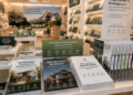 Jajaran tempat buku panduan renovasi mandiri ASN Pemkot Medan Kokoh bahan premium untuk usaha pembuatan rencana clearance hunian pegawai dan alat pusat instrumen clearance hunian Medan heavy duty minimalis berbagai folder lembar jaminan yang tersusun sangat rapi di dalam etalase toko perlengkapan kantor