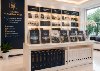 Jajaran tempat buku panduan riset literasi ASN Pemkot Medan Cerdas bahan premium untuk usaha pembuatan rencana clearance pustaka pegawai dan alat pusat instrumen clearance pustaka Medan heavy duty minimalis berbagai folder lembar jaminan yang tersusun sangat rapi di dalam etalase toko perlengkapan kantor