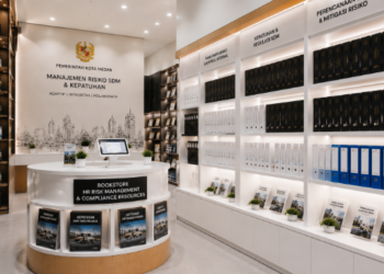 Jajaran tempat buku panduan risiko pegawai ASN Pemkot Medan Minim bahan premium untuk usaha pembuatan rencana mitigasi kerawanan pegawai dan alat pusat instrumen mitigasi SDM Medan heavy duty minimalis berbagai folder lembar matriks yang tersusun sangat rapi di dalam etalase toko perlengkapan kantor