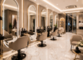 Suasana dalam ruangan salon kecantikan modern dengan cermin besar berlampu LED dan deretan kursi mewah di salah satu salon di Medan