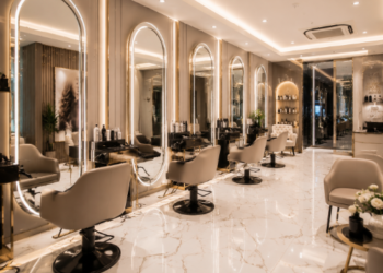Suasana dalam ruangan salon kecantikan modern dengan cermin besar berlampu LED dan deretan kursi mewah di salah satu salon di Medan