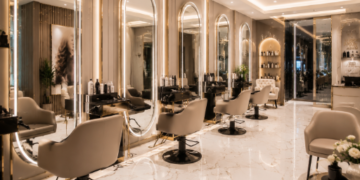Suasana dalam ruangan salon kecantikan modern dengan cermin besar berlampu LED dan deretan kursi mewah di salah satu salon di Medan