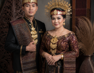 Keindahan jajaran pakaian tradisional dan kain tenun ulos yang tertata rapi di salah satu tempat sewa baju adat di Medan yang sangat lengkap
