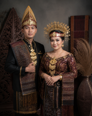 Keindahan jajaran pakaian tradisional dan kain tenun ulos yang tertata rapi di salah satu tempat sewa baju adat di Medan yang sangat lengkap