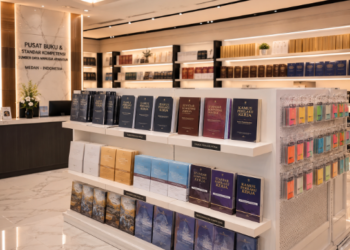 Jajaran tempat buku panduan standar kompetensi jabatan ASN bahan premium untuk usaha perumusan indikator perilaku pegawai dan alat pusat instrumen kompetensi Medan heavy duty minimalis berbagai folder kualifikasi yang tersusun sangat rapi di dalam etalase toko perlengkapan kantor