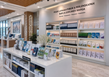 Jajaran tempat buku panduan standar pelayanan publik ASN bahan premium untuk usaha penyusunan maklumat pelayanan pegawai dan alat pusat instrumen sp Medan heavy duty minimalis berbagai folder maklumat kepuasan yang tersusun sangat rapi di dalam etalase toko perlengkapan kantor